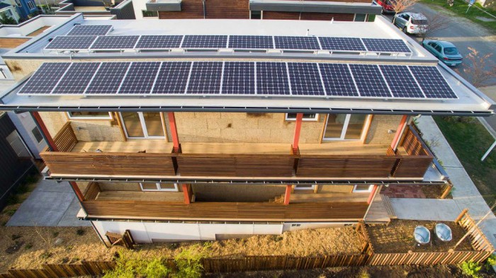Дома с солнечными батареями в посёлке для сторонников устойчивого развития