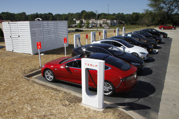 Tesla Motors планирует открыть 5 электрозаправок в России в 2016 году