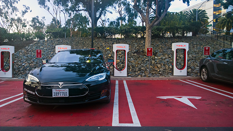 Tesla вдвое увеличит количество зарядок Supercharger к 2018 году