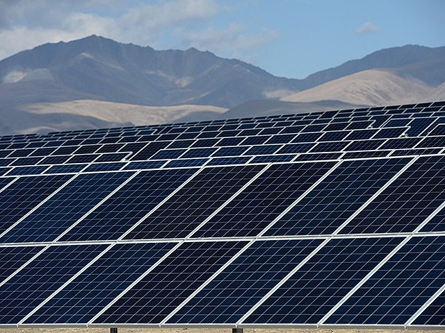 Крупнейшая солнечная электростанция открыта в Иране