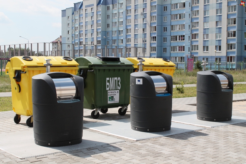 В Киеве установили подземные мусорные баки с солнечными батареями