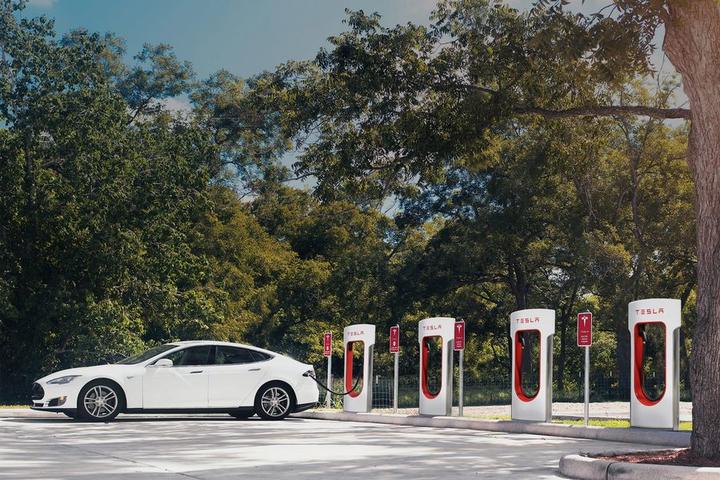 Tesla планирует перевести свои заправочные станции на энергию Солнца