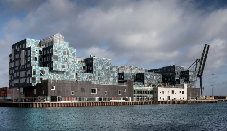 Копенгагенская школа полностью покрытая солнечными панелями