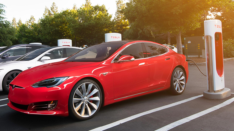 Tesla придется заряжать за свой счет