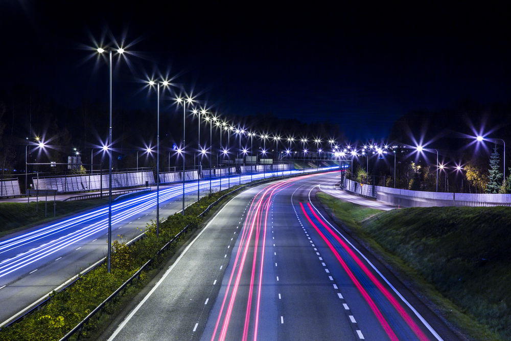 Умные фонари появятся на московских кольцах и вылетных магистралях