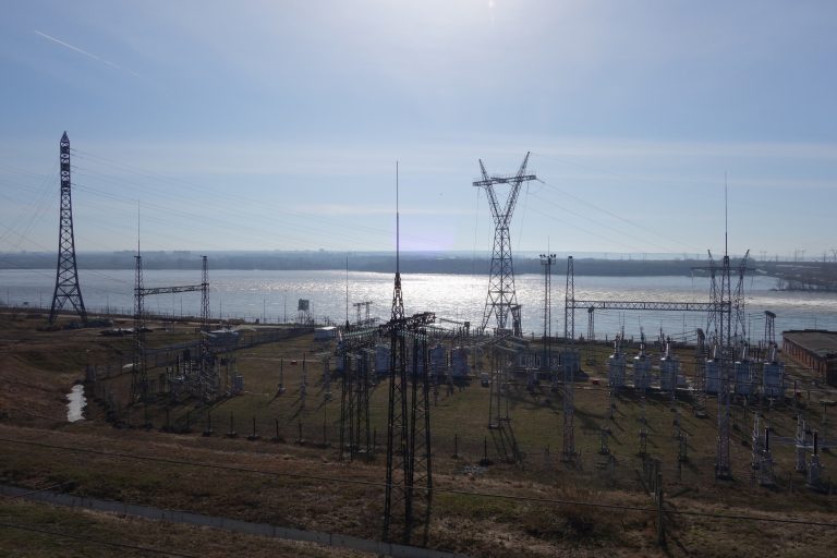 Система освещения пешеходного перехода на плотине Новосибирской ГЭС будет работать от солнечной электростанции