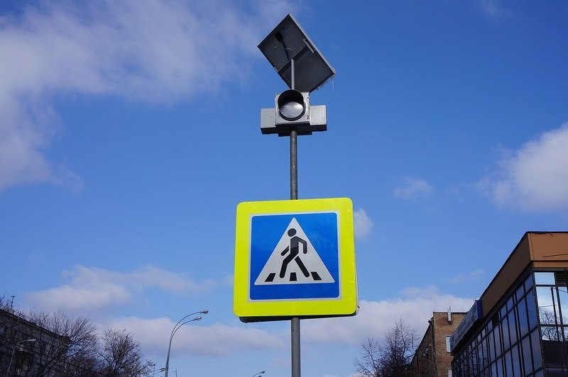 В Петербурге установили более 100 «солнечных» светофоров