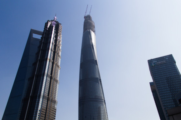 В Китае построили небоскреб с 270 ветрогенераторами