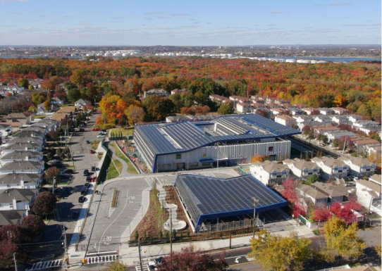 Зелёная школа с солнечными батареями в Нью-Йорке