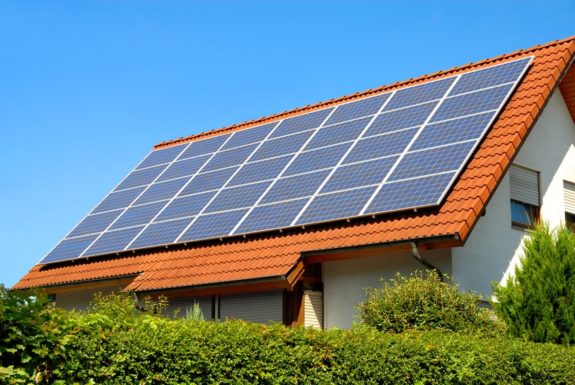 В Украине количество солнечных электростанций на крышах частных домов выросло в 10 раз