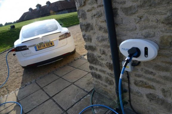Покупателям электромобилей в Великобритании подарят домашние зарядные станции