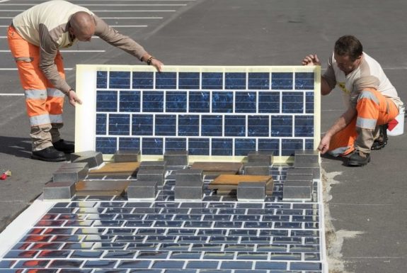 Во Франции открыли первую дорогу с интегрированными солнечными панелями