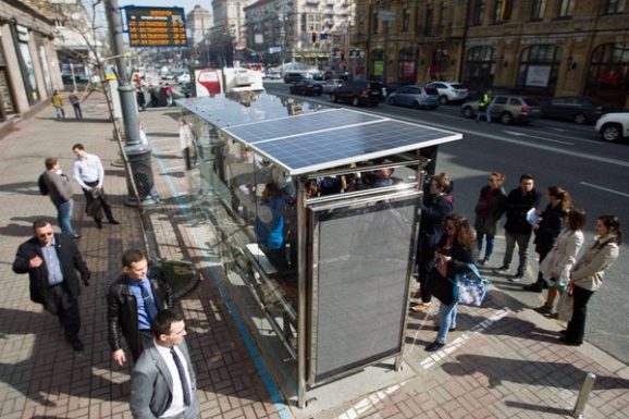 В Астане на крышах остановок автобусов поставили солнечные батареи