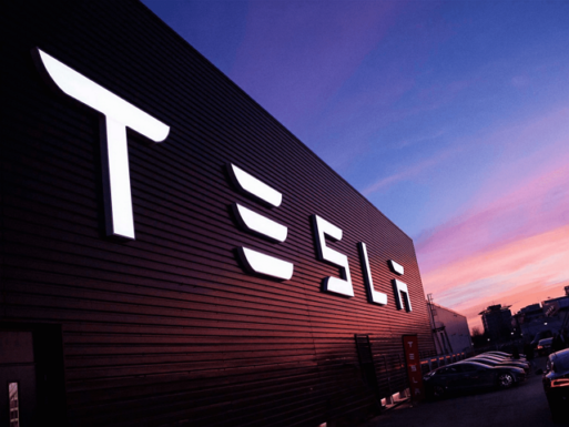 Офисное здание с солнечной энергосистемой от Tesla