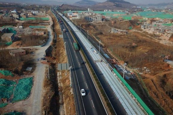 Китай строит первую дорогу на солнечных панелях