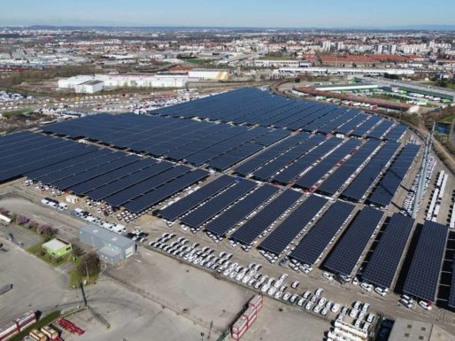 Во Франции огромную автостоянку превратили в солнечную электростанцию мощностью 16,3 МВт