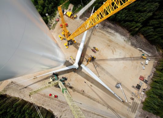 Китай запускает гигантскую ветровую турбину с размахом лопастей 210 м (Видео)