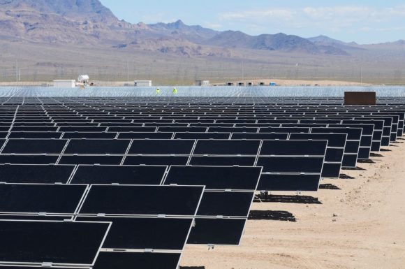 Крупнейшая тепловая солнечная электростанция США стала жертвой современных технологий (Видео)