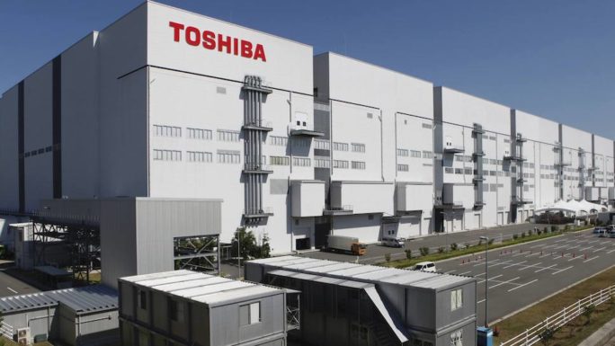 Японский промышленный холдинг Toshiba прекратит принимать заказы на новые угольные электростанции, сообщило агентство Nikkei. Приоритеты сдвигаются в сторону возобновляемых источников энергии. Японская промышленная группа увеличит годовые инвестиции в них примерно в пять раз до 160 миллиардов иен (1,52 миллиарда долларов) к 2022 финансовому году. Этот шаг был предпринят после того, как премьер-министр Ёсихидэ Суга пообещал построить в Японии углеродно-нейтральное общество к 2050 году. Основные игроки в секторе энергетического машиностроения, такие как Mitsubishi Heavy Industries или немецкая Siemens, нацелены на выход из угольного бизнеса, и конкурентные позиции будут во многом определяться способностью адаптироваться к изменяющемуся спросу. Например, Siemens Energy заявила во вторник, что прекратит участие в новых тендерах на угольные электростанции, но продолжит техническое обслуживание и поставку запасных частей для существующих заводов. Немецкая компания планирует сосредоточиться на ветроэнергетике, технологиях передачи электроэнергии и производстве электроэнергии на основе газа. Toshiba занимает 11% мирового рынка тепловой энергетики без учета Китая. Это включает строительство электростанций, производство паровых турбин, а также техническое обслуживание и другие услуги. Японские производители оборудования для угольных электростанций подчёркивали его экологические показатели, однако требования декарбонизации приводят к отказу даже от «чистого угля». Хотя компания перестанет принимать новые заказы, связанные с постройкой угольных электростанций, она всё-таки выполнит существующие и построит около 10 станций в Японии, Вьетнаме и других странах. В качестве альтернативы углю Toshiba увеличит инвестиции в исследования и разработки морских ветроэнергетических установок и фотоэлектрических элементов нового поколения. В частности, компания говорит о разработке «ультрасовременной» ветряной турбины, не давая дополнительных деталей. Она надеется расширить свой бизнес в области возобновляемых источников энергии до 650 миллиардов иен к 2030 финансовому году с 190 миллиардов в 2019 г. Ранее в этом месяце Toshiba заявила, что войдет в бизнес «виртуальных» электростанций, покупая электроэнергию из возобновляемых источников по всей Японии для перепродажи местным энергетическим компаниям.